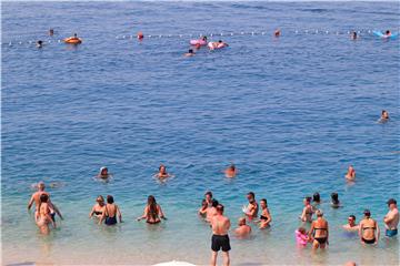 Turisti na makarskim plažama