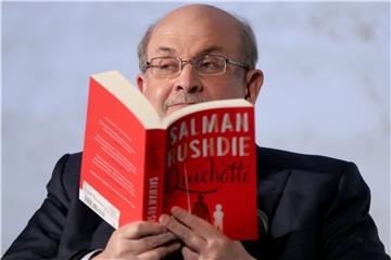 Salman Rushdie napadnut na pozornici u New Yorku  - Sky News