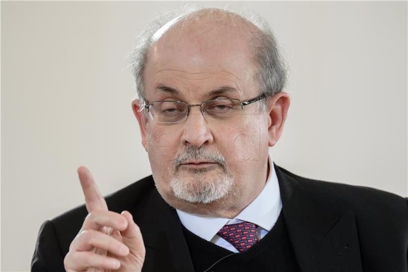 Rushdie izboden u vrat, njegovo stanje nije poznato