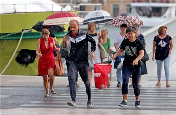 Kiša poplavila splitske prometnice, vatrogasci primili stotinjak poziva