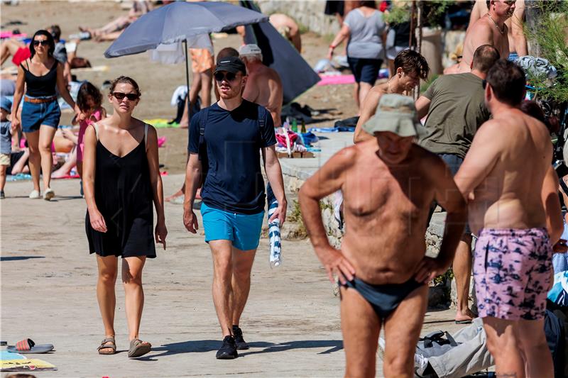 Brojni turisti i njihovi domaćini na plaži Bačvice