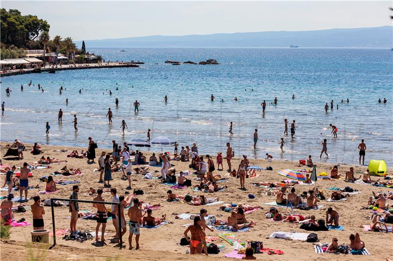 Brojni turisti i njihovi domaćini na plaži Bačvice