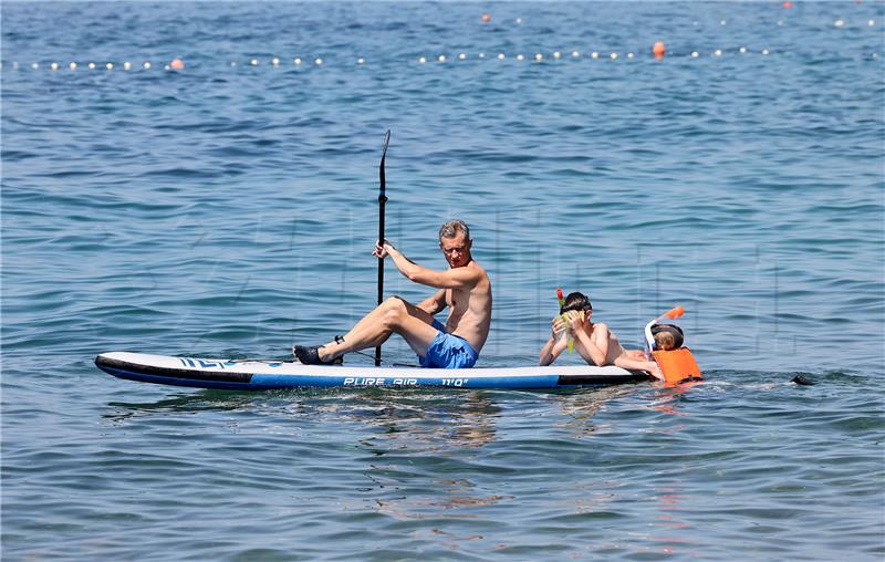 Kupači na zadarskoj plaži Kolovare