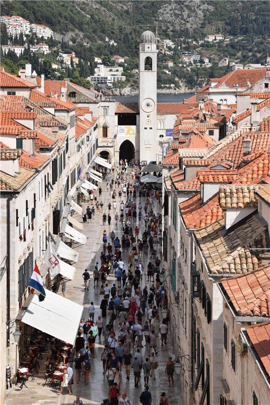 Dubrovnik: Turisti u šetnji povijesnom jezgrom