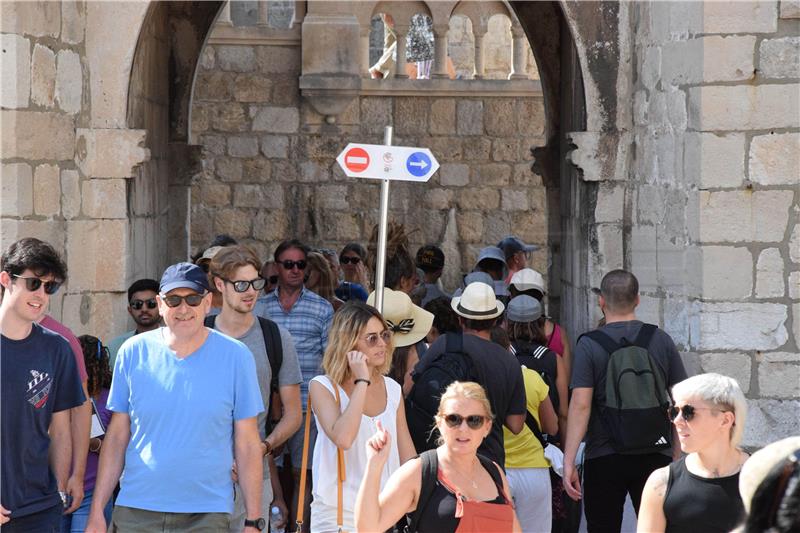 Dubrovnik: Turisti u šetnji povijesnom jezgrom