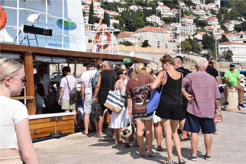 Dubrovnik: Turisti u šetnji povijesnom jezgrom