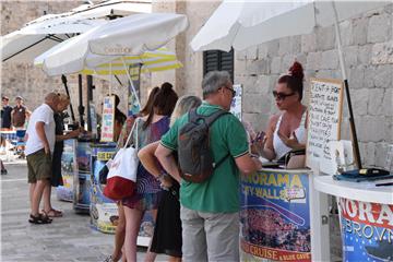 Dubrovnik: Turisti u šetnji povijesnom jezgrom