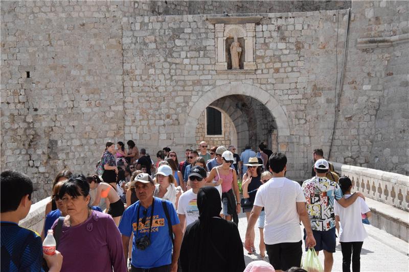 Dubrovnik: Turisti u šetnji povijesnom jezgrom