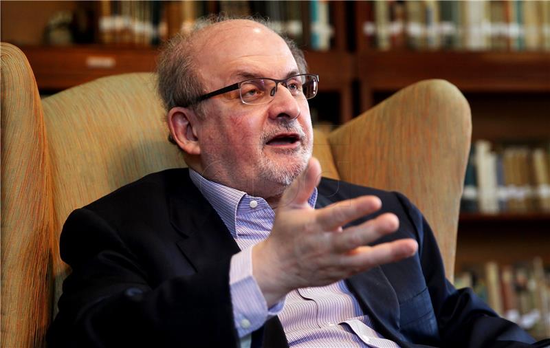 Obitelj osjeća "olakšanje" jer Rushdie više nije na respiratoru