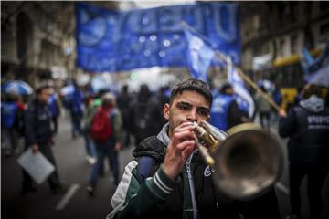 Argentinski radnici održali protestni "sprovod" za svoje plaće