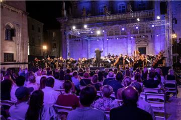 Opera gala ispred Katedrale za kraj 73. Igara