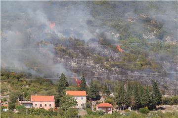 Ravča: Požar se proširio prema stambenim kućama