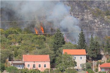 Ravča: Požar se proširio prema stambenim kućama