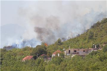 Ravča: Požar se proširio prema stambenim kućama