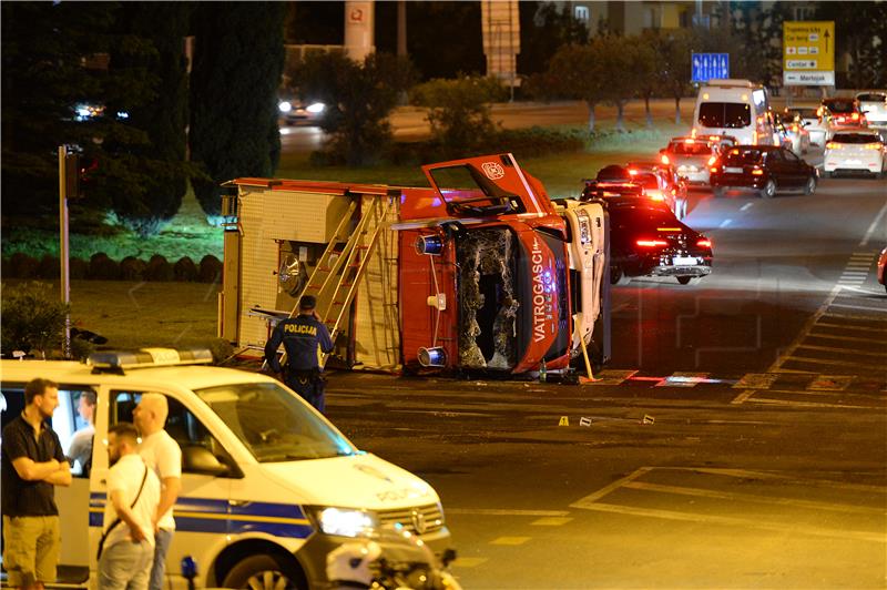 U prevrtanju vatrogasnog vozila na autocesti A2 ozlijeđena dva vatrogasca