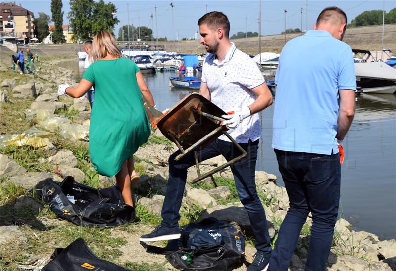 Osijek: Akcija čišćenja obale i korita rijeke Drave