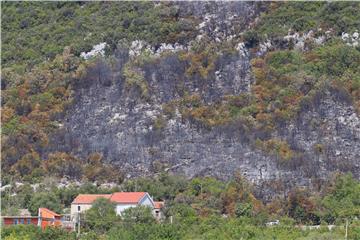 Požar na Ravči pod nadzorom, izgorjelo 4 hektara borove šume