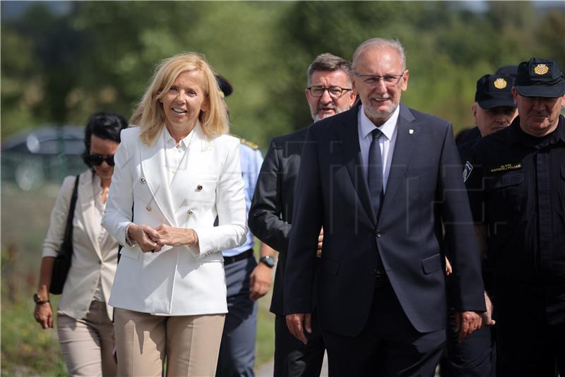 Razor-wire fence removal symbol of Slovenia-Croatia friendship, ministers say