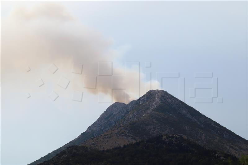 Udar groma zapalio planinski vrh Sveti Rok