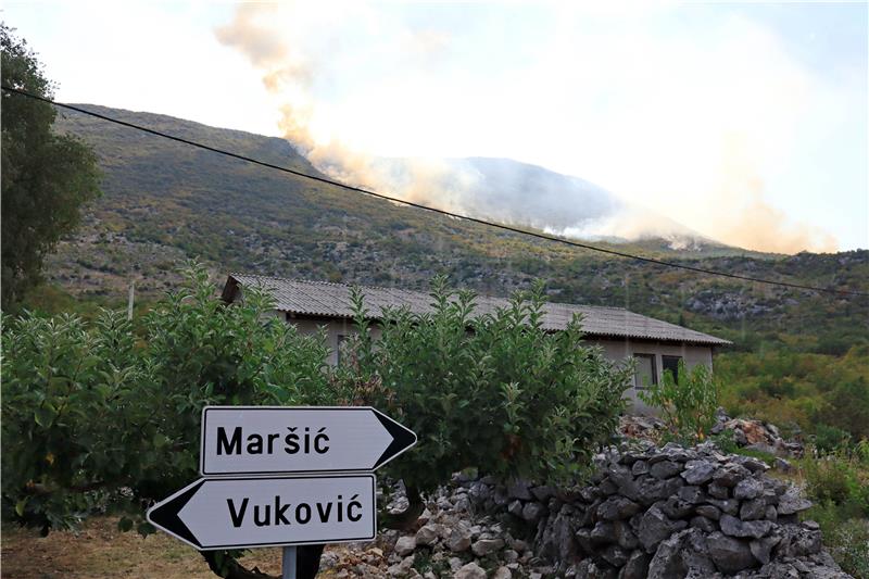 Požar kraj Vrgorca i dalje gori, kanaderi više ne gase