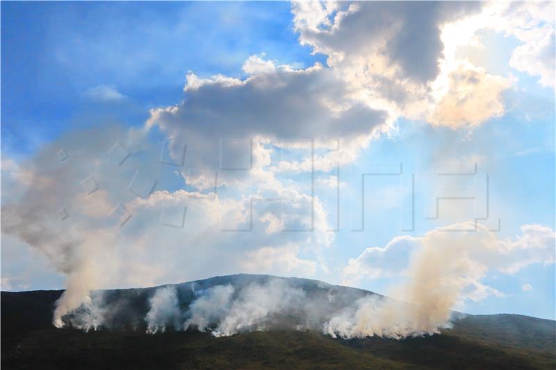 Požar kraj Vrgorca i dalje gori, kanaderi više ne gase