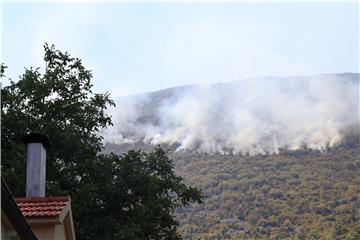 Aktivni požari kod Vrgorca i Baških Oštarija, ostali se saniraju ili su ugašeni 