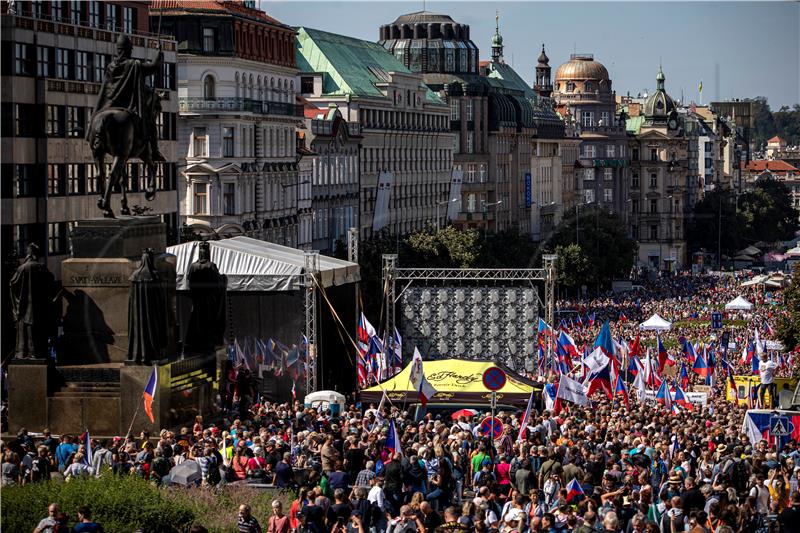 Deseci tisuća prosvjedovali u Pragu protiv češke vlade, Europske unije i NATO-a