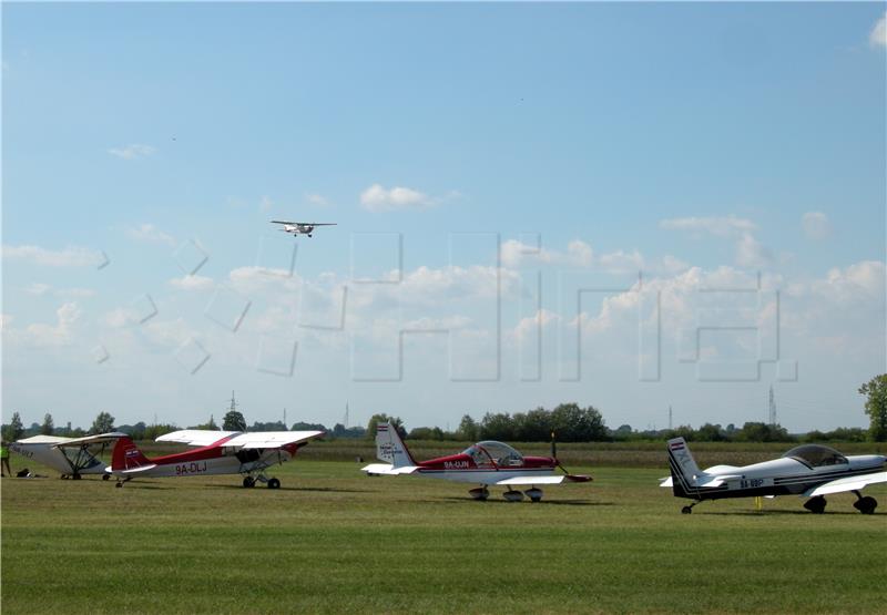 U Sisku održan dosad najveći Aeromiting