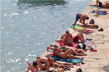 Kupači na makarskoj plaži početkom rujna