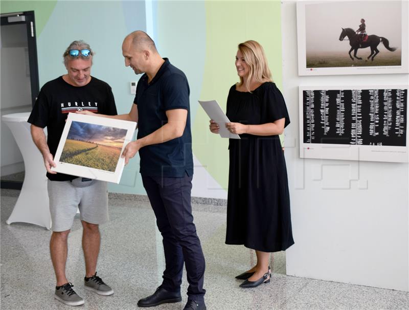 U Osijeku otvorena putujuća izložba fotografija „Volim svoju županiju“