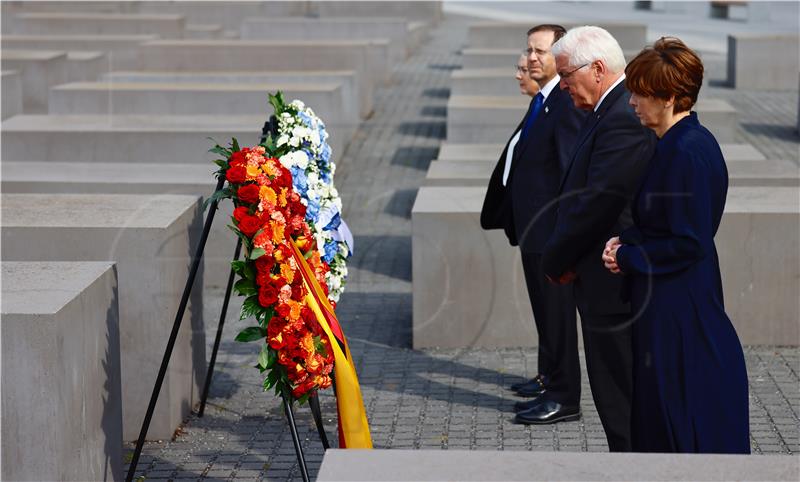 Steinmeier i Herzog obišli bivši nacistički logor Bergen-Belsen