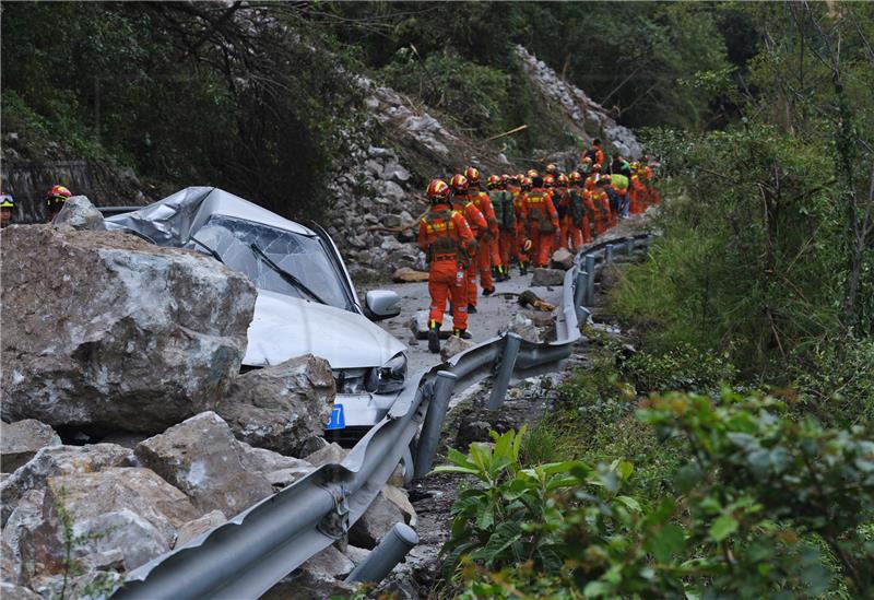 Kina raščišćava ceste do epicentra potresa, broj mrtvih popeo se na 74