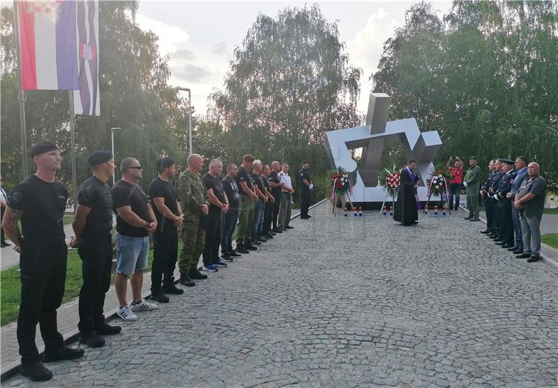 Vijenci i svijeće za legendarnoga ratnog zapovjednika Šimu Đamića