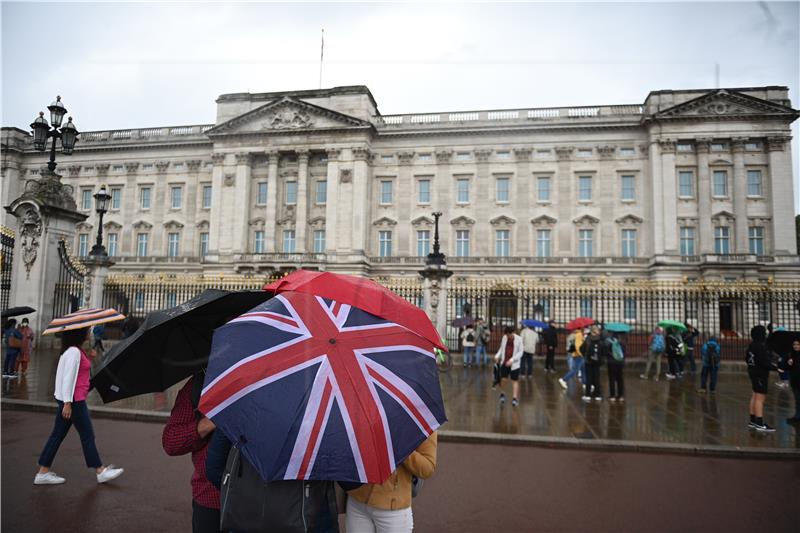 Stanovnici Londona i turisti poželjeli kraljici da brzo ozdravi 