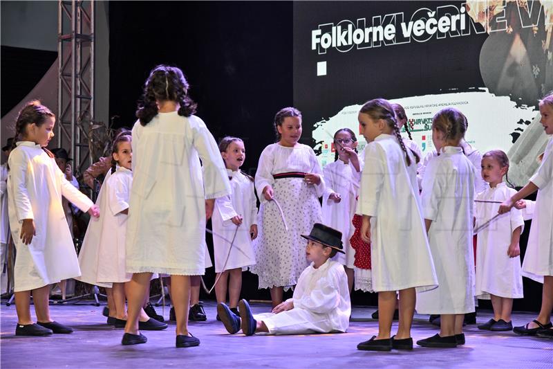 Folklornim večerima počele 57. Vinkovačke jeseni