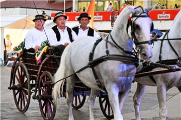 Folklornim večerima počele 57. Vinkovačke jeseni