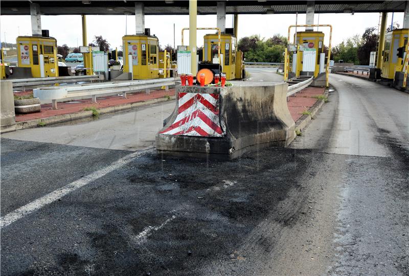 U naletu na betonski odbojnik naplatnih kućica u Karlovcu poginuo vozač