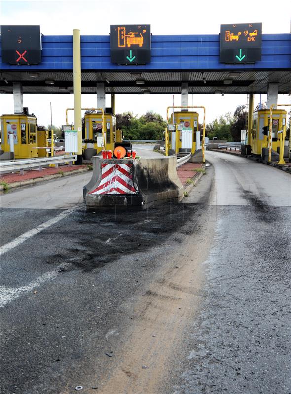 U naletu na betonski odbojnik naplatnih kućica u Karlovcu poginuo vozač