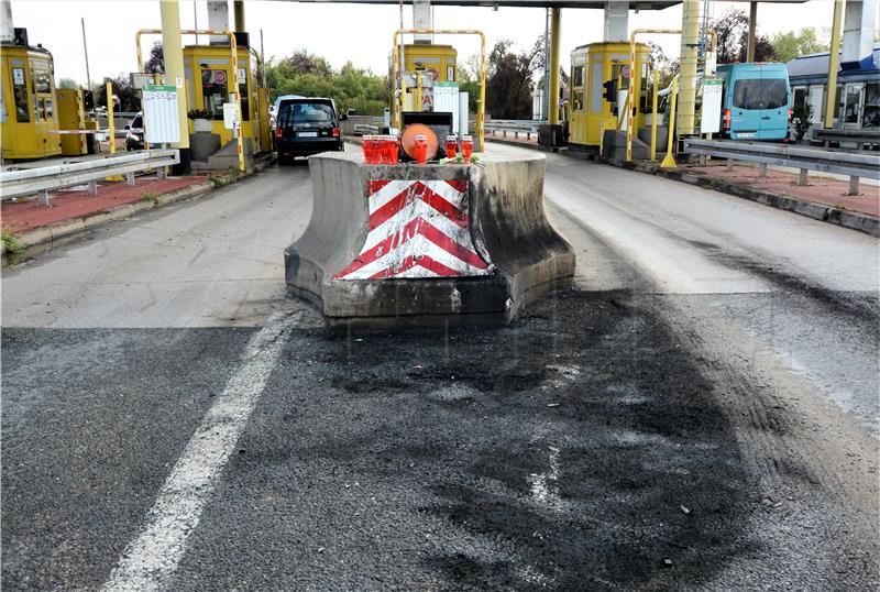 U naletu na betonski odbojnik naplatnih kućica u Karlovcu poginuo vozač