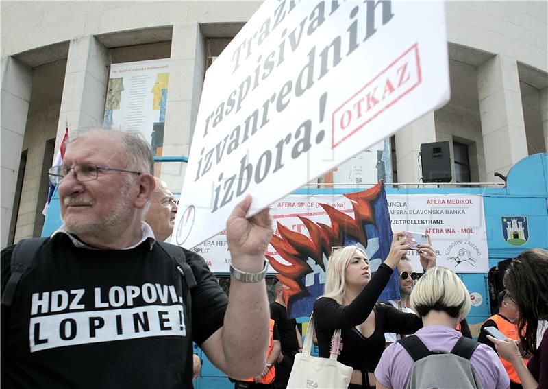 Prosvjed pokreta "Slobodni zajedno" u vezi ostavke Vlade i prijevremenih izbora