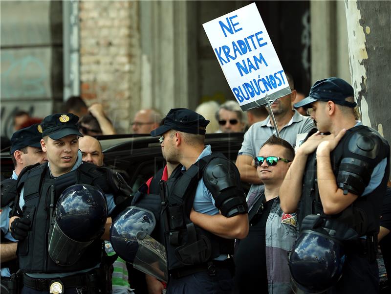 Prosvjed pokreta "Slobodni zajedno" u vezi ostavke Vlade i prijevremenih izbora