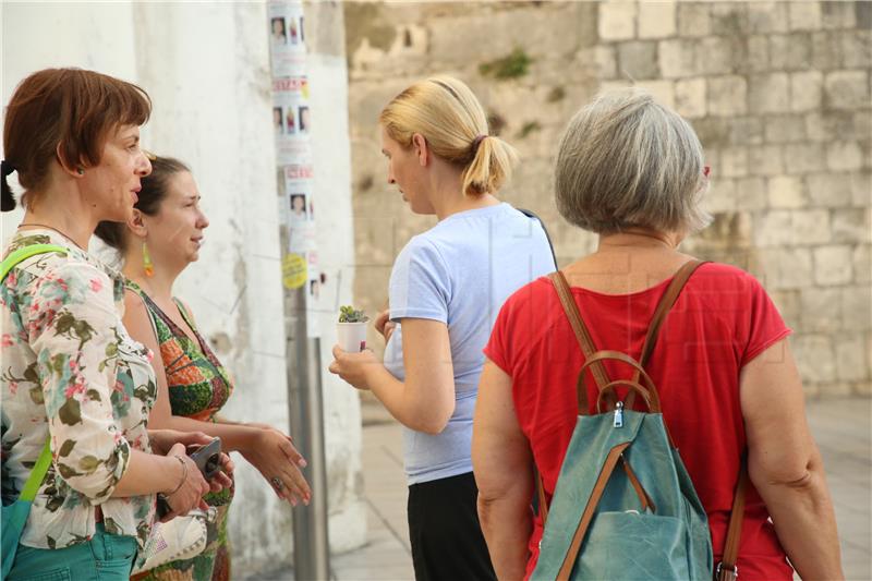 U javnoj akciji u Splitu podijeljena 572 cvjeta u spomen na umrle od suicida