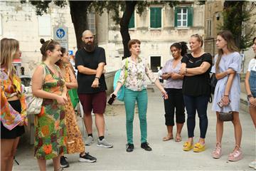 U javnoj akciji u Splitu podijeljena 572 cvjeta u spomen na umrle od suicida