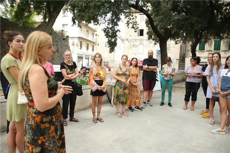 U javnoj akciji u Splitu podijeljena 572 cvjeta u spomen na umrle od suicida