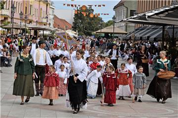 Više od 2500 malih folkloraša na Dječjim vinkovačkim jesenima