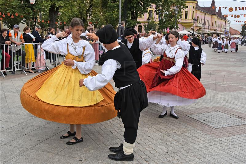 Svečani mimohod 51. Dječjih vinkovačkih jeseni