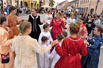 Svečani mimohod 51. Dječjih vinkovačkih jeseni