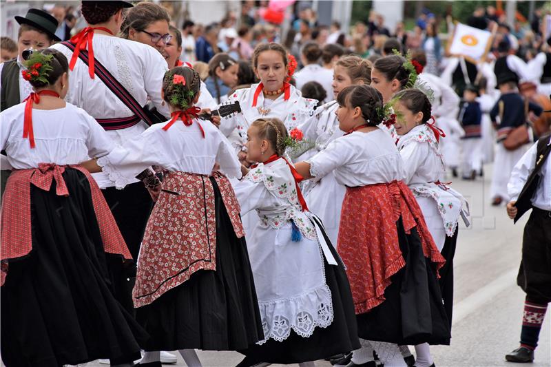 Svečani mimohod 51. Dječjih vinkovačkih jeseni