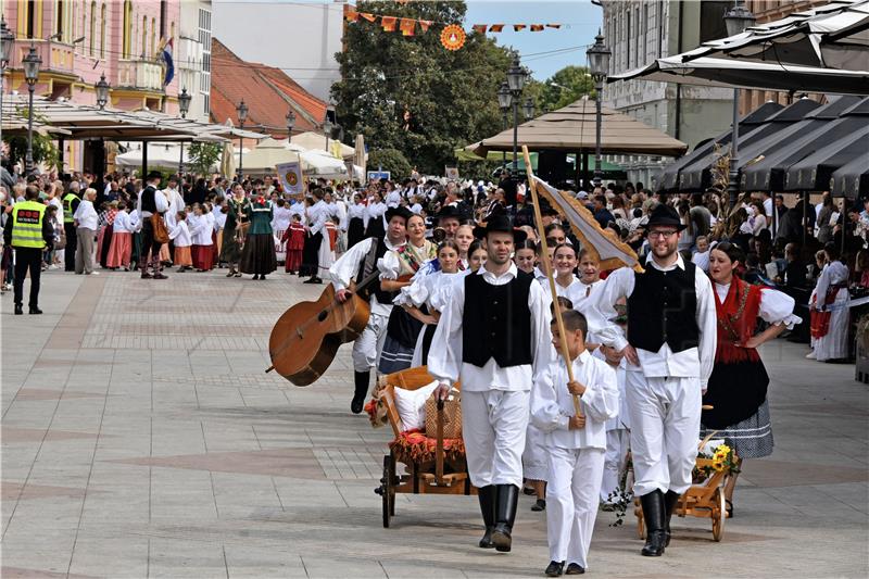 Svečani mimohod 51. Dječjih vinkovačkih jeseni