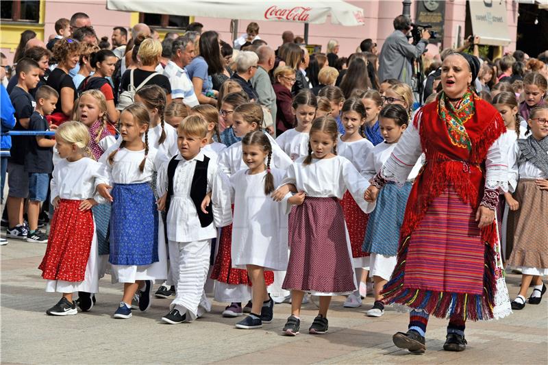 Svečani mimohod 51. Dječjih vinkovačkih jeseni